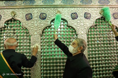 آیین غباروبی و گنبد شویی حرم مطهر حضرت شاهچراغ (ع)