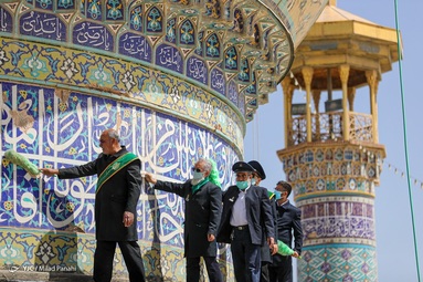 آیین غباروبی و گنبد شویی حرم مطهر حضرت شاهچراغ (ع)