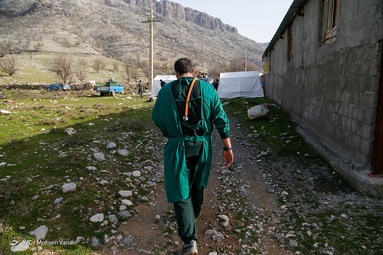 یک پزشک جهادگر در روز نخست اردوی جهادی منتظران حضرت ولیعصر در منطقه احمدفداله