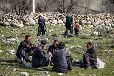 چند مرد بختیاری در راه رسیدن به چادرهای خدمات پزشکی