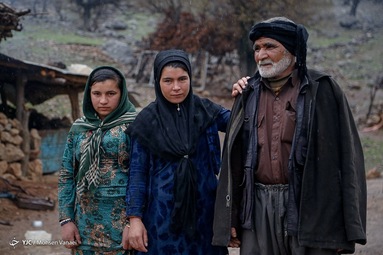 یک پیرمرد بختیاری به همراه دخترانش در یکی از روستاهای منطقه احمدفداله