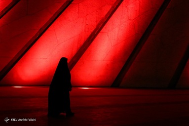 نور پردازی به مناسبت روز جهانی بیماران هموفیلی - برج آزادی