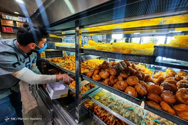 کارگاه تهیه و پخت شیرینی زولبیا و بامیه در ماه مبارک رمضان