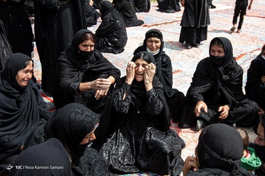 این مراسم همراه با نواختن ساز چپی و آواز گا گریو که همان مرثیه سرای می‌باشد اجرا می‌گردد - چهارمحال بختیاری