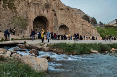بازدید مسافران نوروزی از طاق بستان