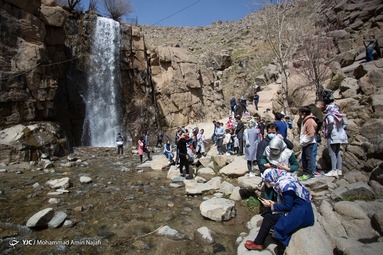 همدان زرد، گنجنامه قرمز