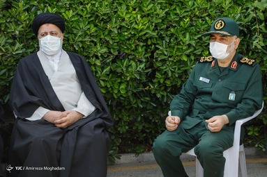 از راست: سرلشکر سلامی، فرمانده سپاه و حجت الاسلام رئیسی، رئیس قوه قضاییه در مراسم بزرگداشت سردار شهید سید محمد حجازی