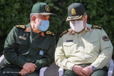 از راست: سردار اشتری، فرمانده نیروی انتظامی و سردار حاجی‌زاده، فرمانده نیروی هوافضای سپاه در مراسم بزرگداشت سردار شهید سید محمد حجازی