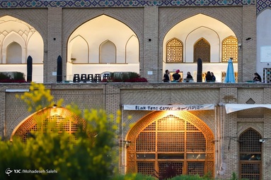 تعطیلی ادامه دار مغازه ها و کسبه در بازار میدان نقش جهان - اصفهان