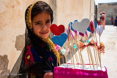 کودکان با کیسه‌ای برای جمع آوری عیدی و شیرینی به در خانه‌ها رفته و با گفتن گرگشو گرگشو، از صاحبخانه که نذری داشته عیدی خود را می گیرند
