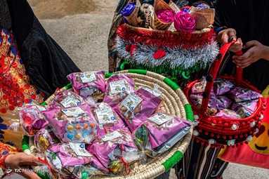 کودکان با کیسه‌ای برای جمع آوری عیدی و شیرینی به در خانه‌ها رفته و با گفتن گرگشو گرگشو، از صاحبخانه که نذری داشته عیدی خود را می گیرند