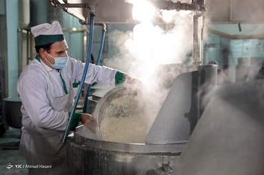 طبخ و آماده سازی غذای متبرک در مهمانسرای حرم مطهر رضوی‎