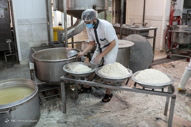 طبخ و آماده سازی غذای متبرک در مهمانسرای حرم مطهر رضوی‎