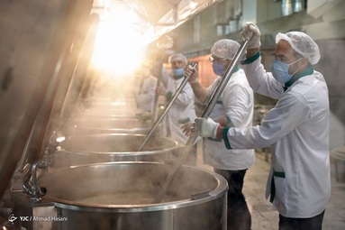 طبخ و آماده سازی غذای متبرک در مهمانسرای حرم مطهر رضوی‎