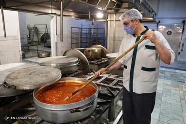 طبخ و آماده سازی غذای متبرک در مهمانسرای حرم مطهر رضوی‎