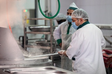 طبخ و آماده سازی غذای متبرک در مهمانسرای حرم مطهر رضوی‎