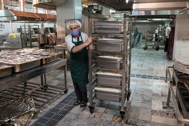 طبخ و آماده سازی غذای متبرک در مهمانسرای حرم مطهر رضوی‎