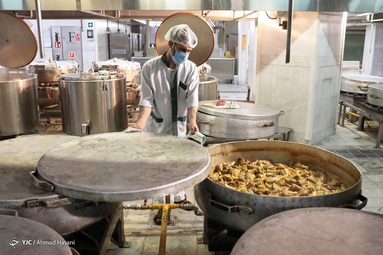 طبخ و آماده سازی غذای متبرک در مهمانسرای حرم مطهر رضوی‎