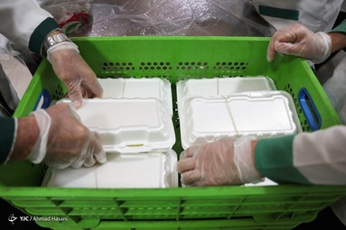 طبخ و آماده سازی غذای متبرک در مهمانسرای حرم مطهر رضوی‎