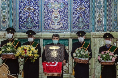 مراسم شتشو و غبار روبی گنبد و تعویض پرچم مسجد مقدس جمکران در سالروز تاسیس این مسجد مقدس