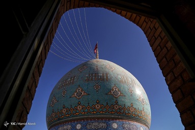 مراسم شتشو و غبار روبی گنبد و تعویض پرچم مسجد مقدس جمکران در سالروز تاسیس این مسجد مقدس
