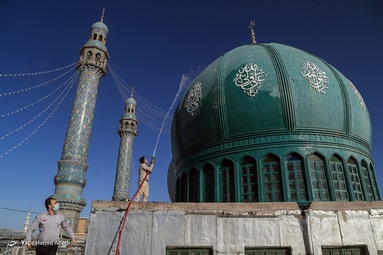 مراسم شتشو و غبار روبی گنبد و تعویض پرچم مسجد مقدس جمکران در سالروز تاسیس این مسجد مقدس