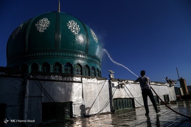 مراسم شتشو و غبار روبی گنبد و تعویض پرچم مسجد مقدس جمکران در سالروز تاسیس این مسجد مقدس