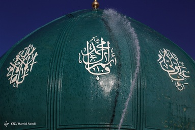 مراسم شتشو و غبار روبی گنبد و تعویض پرچم مسجد مقدس جمکران در سالروز تاسیس این مسجد مقدس