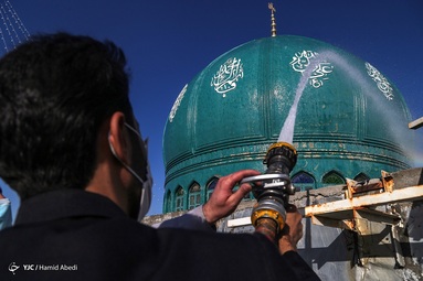 مراسم شتشو و غبار روبی گنبد و تعویض پرچم مسجد مقدس جمکران در سالروز تاسیس این مسجد مقدس