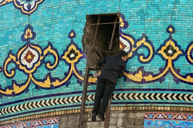 مراسم شتشو و غبار روبی گنبد و تعویض پرچم مسجد مقدس جمکران در سالروز تاسیس این مسجد مقدس