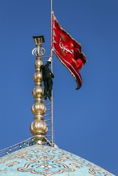 مراسم شتشو و غبار روبی گنبد و تعویض پرچم مسجد مقدس جمکران در سالروز تاسیس این مسجد مقدس