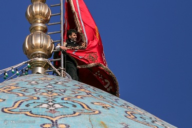 مراسم شتشو و غبار روبی گنبد و تعویض پرچم مسجد مقدس جمکران در سالروز تاسیس این مسجد مقدس