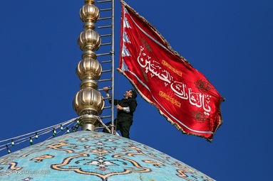 مراسم شتشو و غبار روبی گنبد و تعویض پرچم مسجد مقدس جمکران در سالروز تاسیس این مسجد مقدس