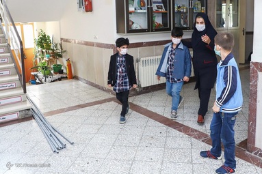 خانم محبوبه رایج معلم مدرسه ناشنوایان فدک شهر گرگان، خود نیز ناشنوا است - استان گلستان