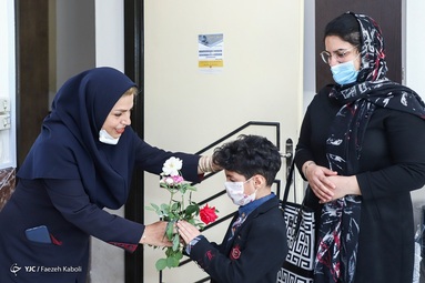 خانم محبوبه رایج معلم مدرسه ناشنوایان فدک شهر گرگان، خود نیز ناشنوا است - استان گلستان