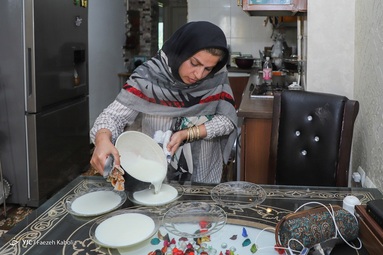خانم محبوبه رایج معلم مدرسه ناشنوایان فدک شهر گرگان، خود نیز ناشنوا است - استان گلستان