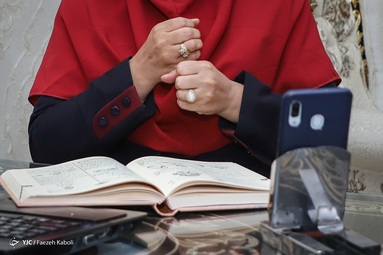 خانم محبوبه رایج معلم مدرسه ناشنوایان فدک شهر گرگان، خود نیز ناشنوا است - استان گلستان
