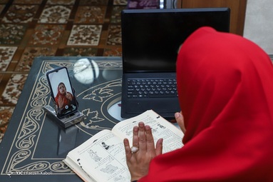 خانم محبوبه رایج معلم مدرسه ناشنوایان فدک شهر گرگان، خود نیز ناشنوا است - استان گلستان