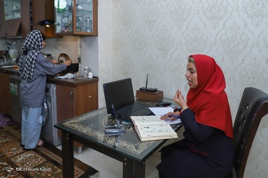 خانم محبوبه رایج معلم مدرسه ناشنوایان فدک شهر گرگان، خود نیز ناشنوا است - استان گلستان