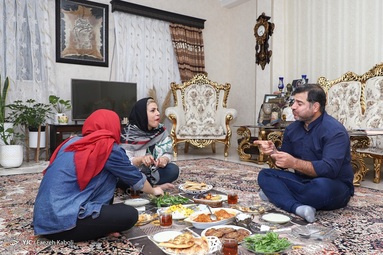 خانم محبوبه رایج معلم مدرسه ناشنوایان فدک شهر گرگان، خود نیز ناشنوا است - استان گلستان