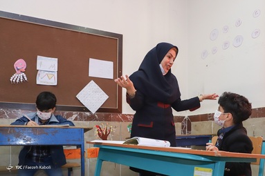 خانم محبوبه رایج معلم مدرسه ناشنوایان فدک شهر گرگان، خود نیز ناشنوا است - استان گلستان