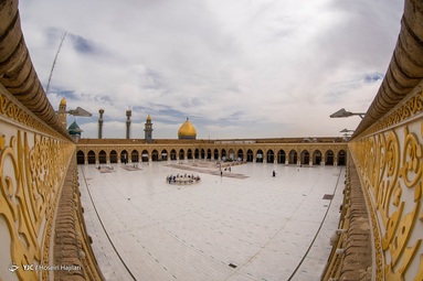 حضرت علی (ع) در این مسجد نماز و خطبه می‌خوانده، و در محراب این مسجد به شهادت رسیده است - مسجد کوفه