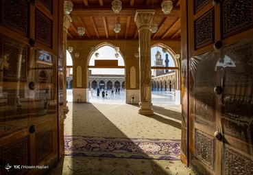 حضرت علی (ع) در این مسجد نماز و خطبه می‌خوانده، و در محراب این مسجد به شهادت رسیده است - مسجد کوفه