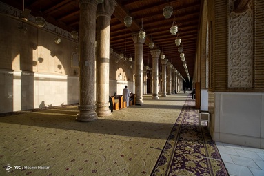 حضرت علی (ع) در این مسجد نماز و خطبه می‌خوانده، و در محراب این مسجد به شهادت رسیده است - مسجد کوفه
