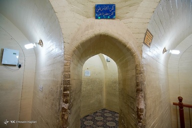 حضرت علی (ع) در این مسجد نماز و خطبه می‌خوانده، و در محراب این مسجد به شهادت رسیده است - مسجد کوفه