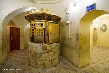 حضرت علی (ع) در این مسجد نماز و خطبه می‌خوانده، و در محراب این مسجد به شهادت رسیده است - مسجد کوفه