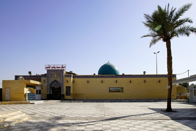 حضرت علی (ع) در این مسجد نماز و خطبه می‌خوانده، و در محراب این مسجد به شهادت رسیده است - مسجد کوفه
