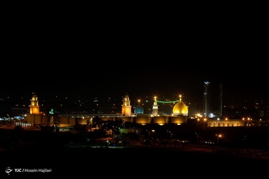 حضرت علی (ع) در این مسجد نماز و خطبه می‌خوانده، و در محراب این مسجد به شهادت رسیده است - مسجد کوفه