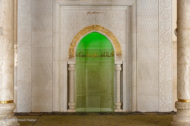 حضرت علی (ع) در این مسجد نماز و خطبه می‌خوانده، و در محراب این مسجد به شهادت رسیده است - مسجد کوفه