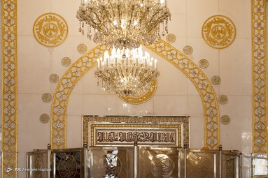 حضرت علی (ع) در این مسجد نماز و خطبه می‌خوانده، و در محراب این مسجد به شهادت رسیده است - مسجد کوفه